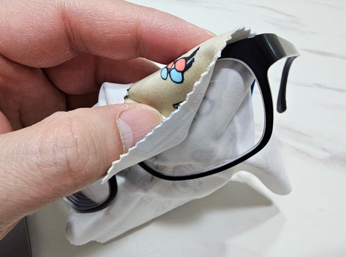 안경을-닦고있는-모습