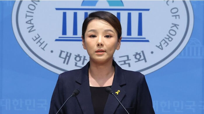 기자 회견 중인 강미정 전 대변인