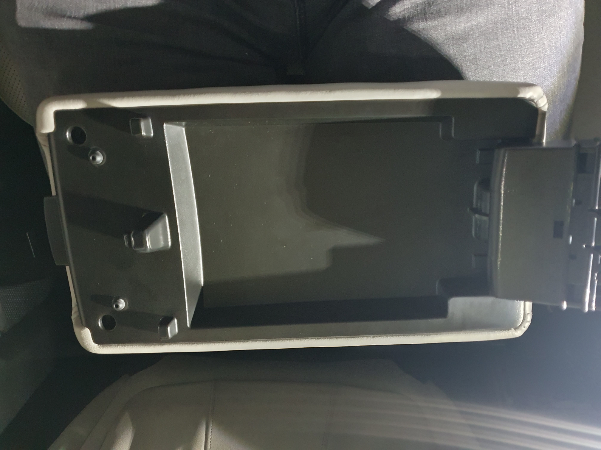 다시 재조립을 역순으로 실시하면, 오늘 SM6 센터 콘솔 뚜껑 버튼 수리는 끝입니다.