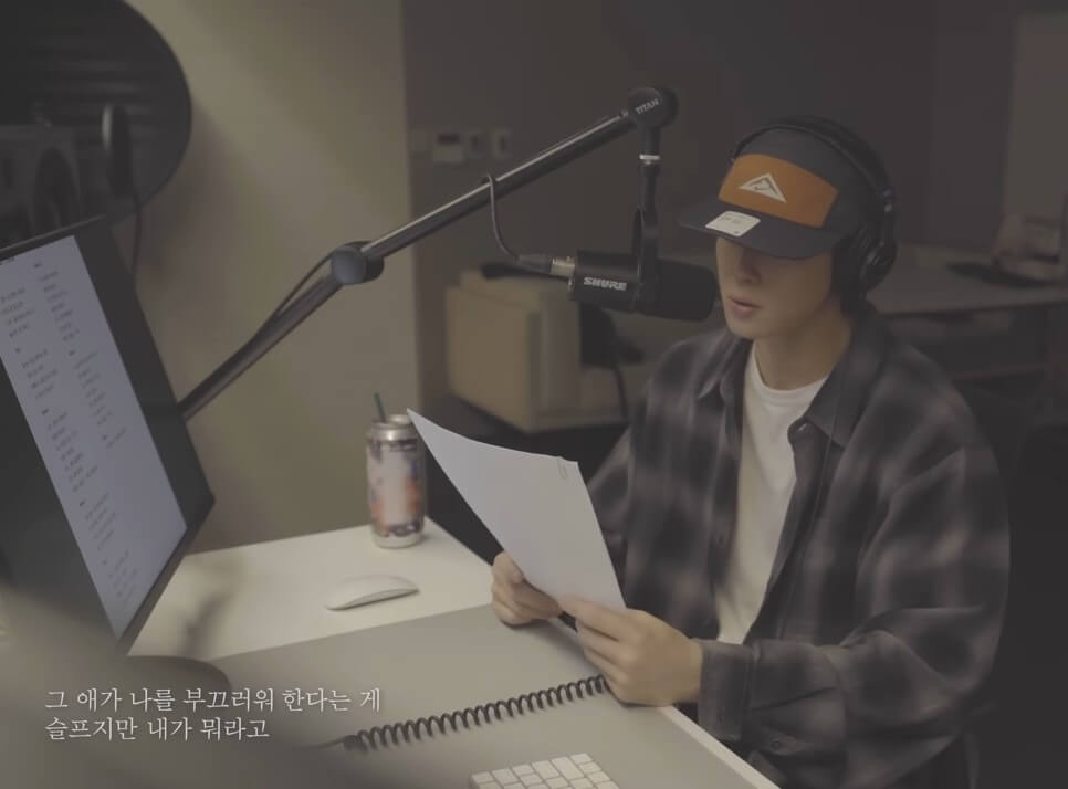 그룹 아스트로의 멤버 차은우가 故문빈이 생전 불렀던 10cm의 스토커를 부르는 유튜브 영상을 캡쳐한 사진