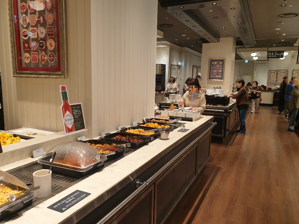 여러가지 분식들 코너 그 뒤쪽에 사람들이 보인다.