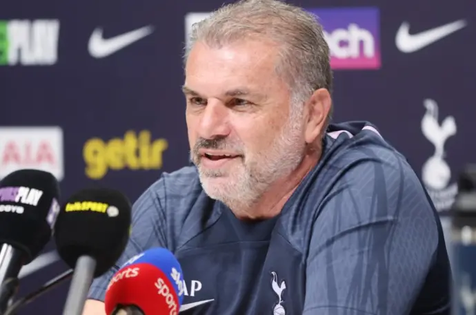 손흥민-
광고벽 앞 많은 마이크를 앞에두고 파란옷을 입은 토트넘 감독이 인터뷰하는 모습