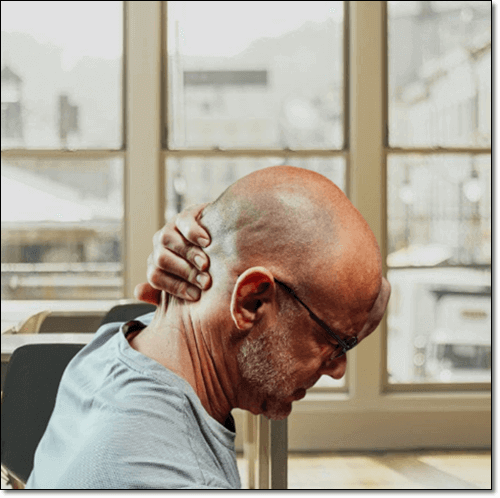 뒷골 땡기는 노인