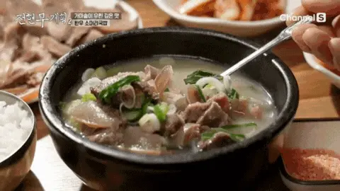 고기가 가득 들어있는 강릉 중앙시장 맛집의 소머리국밥