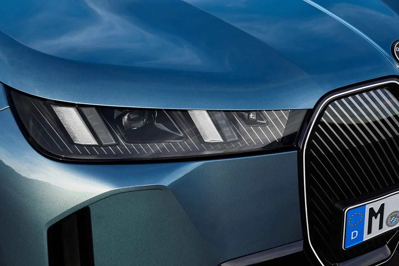 BMW iX 자동차 이미지