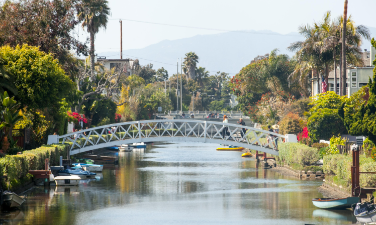 베니스 운하(Venice Canals) — 로스앤젤레스에서 가장 느리게 걷는 시간