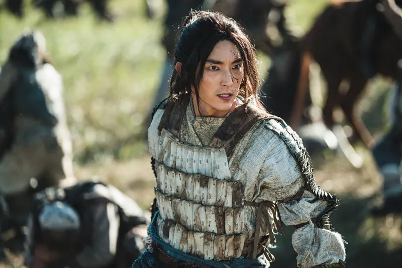 들판에 나무 갑옷에 검을 들고 말을 타고 있는 아라문의 검의 은섬 캐릭터