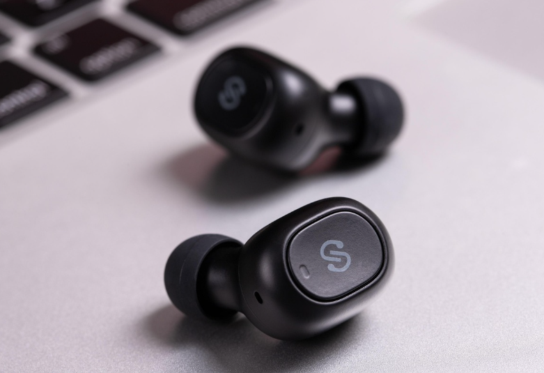 무선 블루투스 이어폰이 놓여져 있는 사진