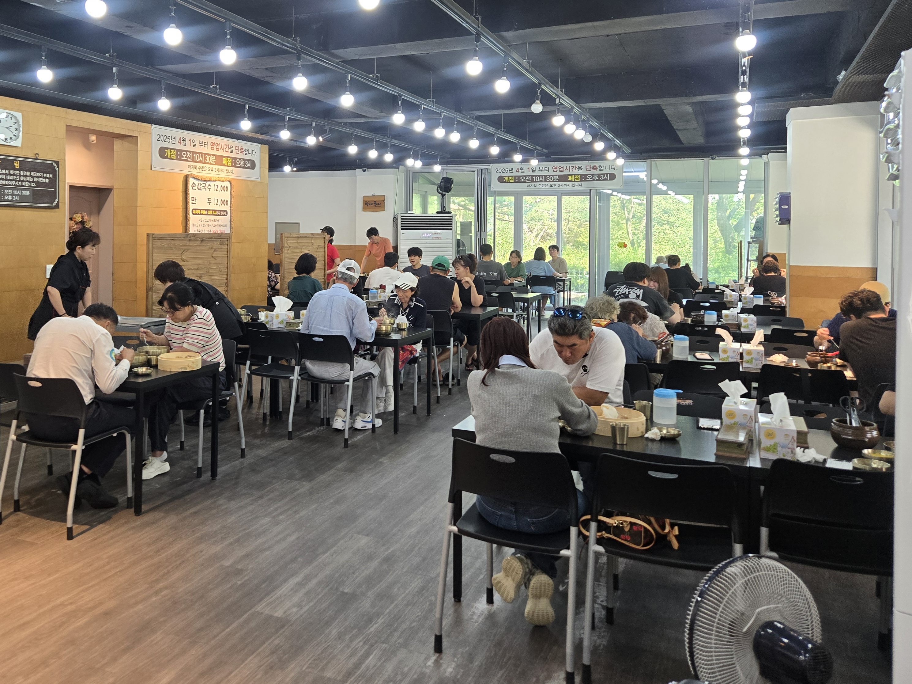 매장을 꽉 채운 손님들