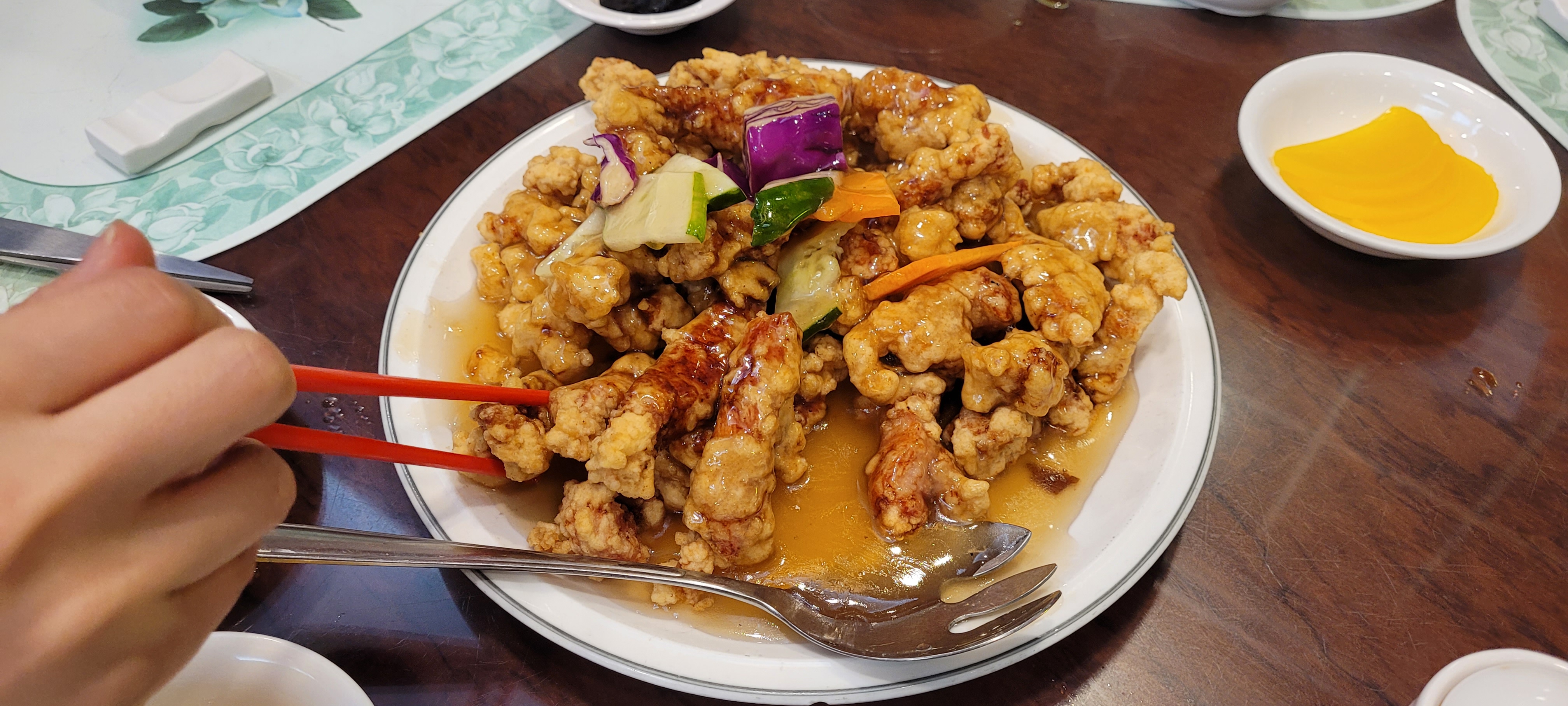 탕수육이 소스에 버무려짐