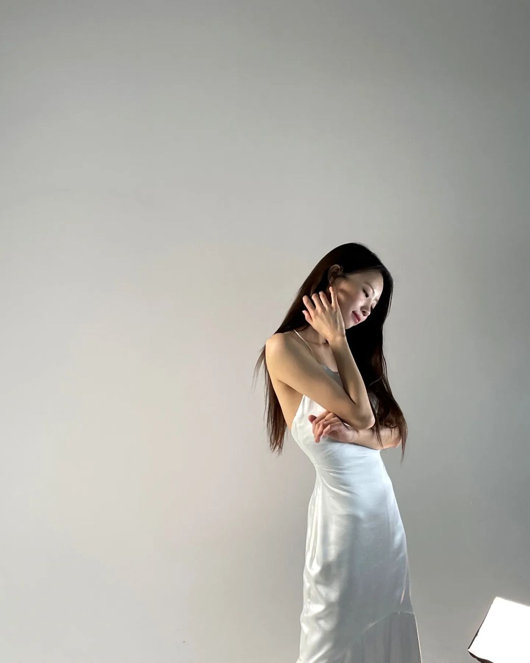 끈나시 드레스 입은 이미주