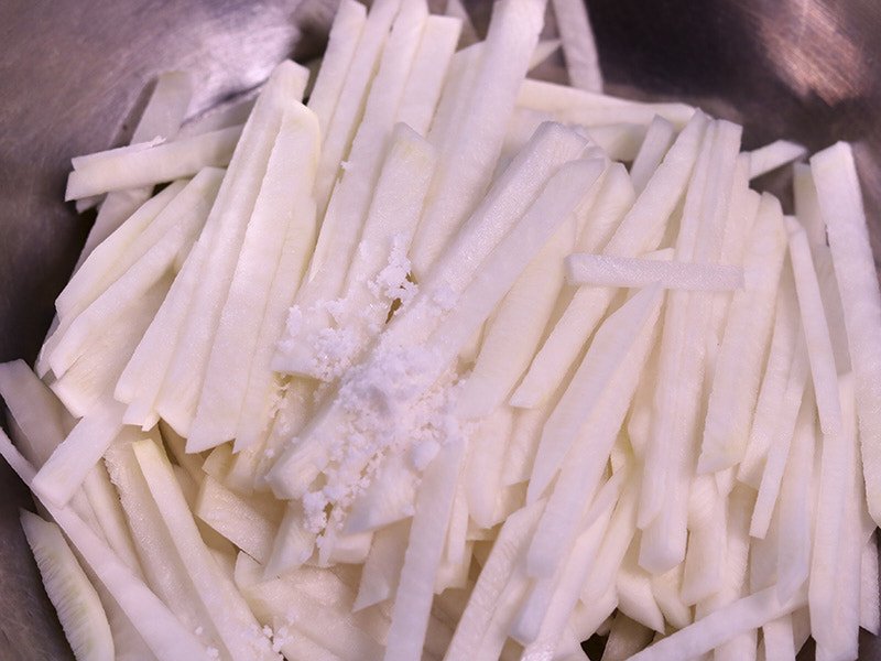 무에 소금 넣고 절이기