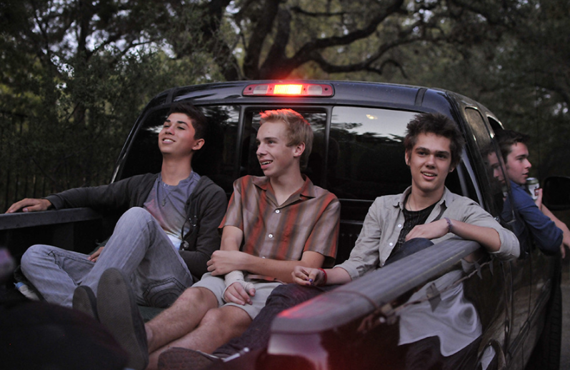 소년 4명이 트럭에 타고 있는 모습