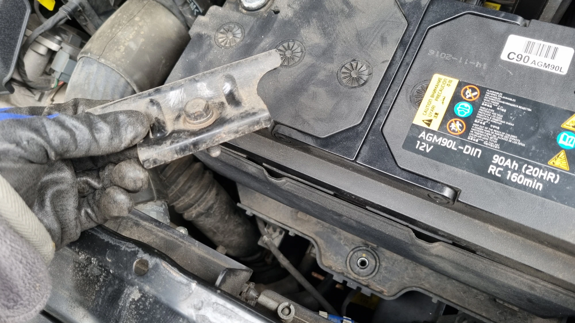 배터리 고정 부품 뗀 모습