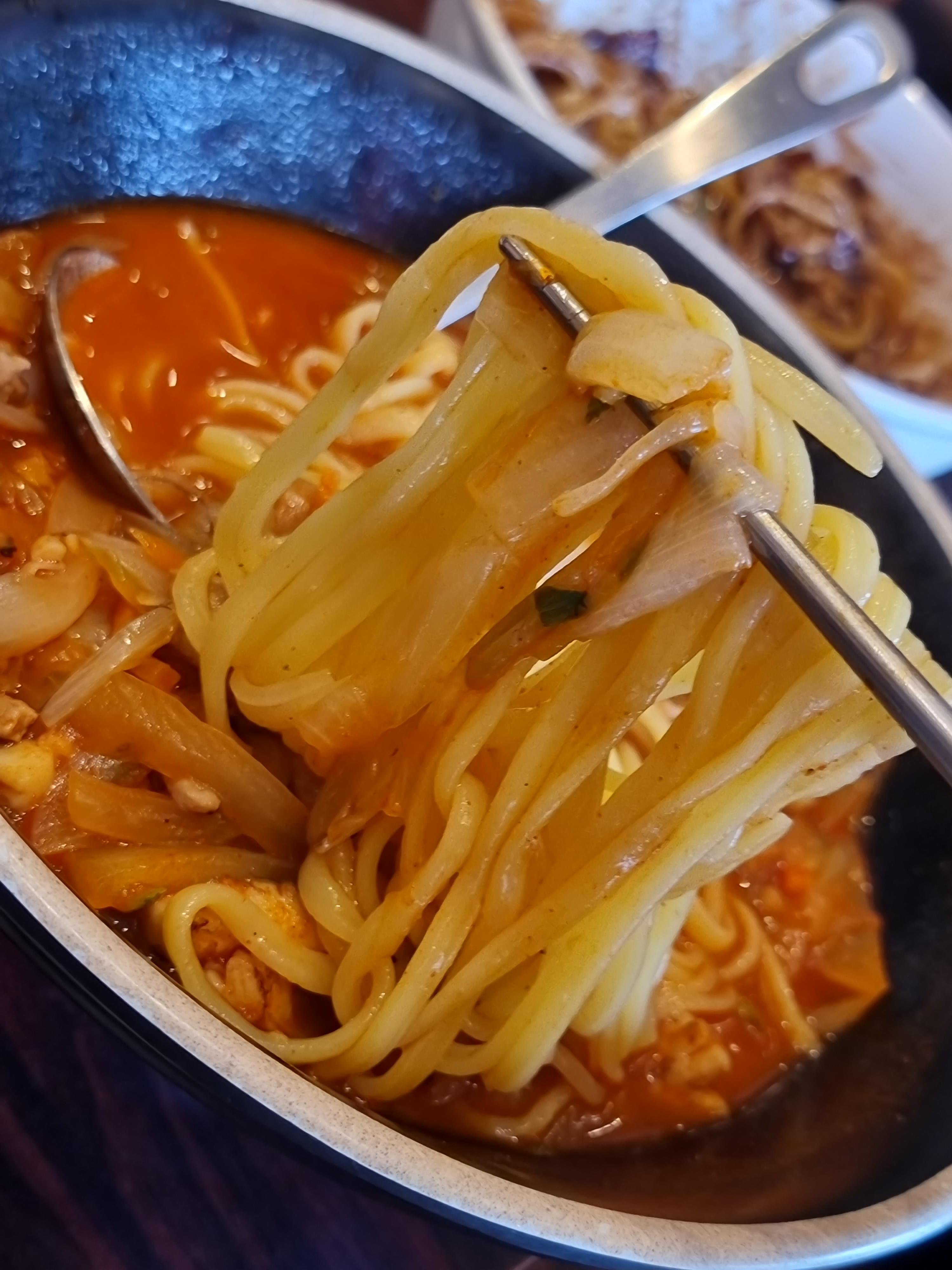 "면발 사이사이 배어든 깔끔한 육수!" 고기와 해물이 듬뿍 들어갔지만, 과한 불향 대신 담백하고 시원한 국물 맛이 일품입니다.