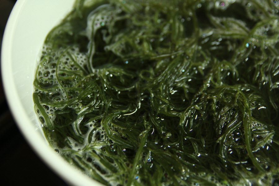 꼬시래기 데치는 모습