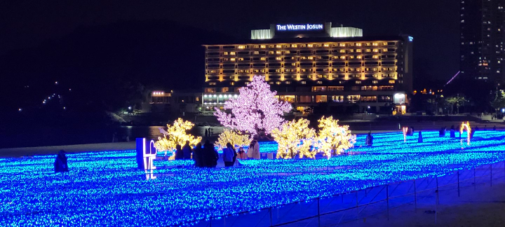 연인들 가족들이 모여 즐거운 시간 보내는 해운대 빛축제