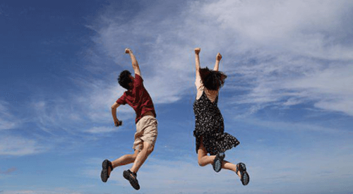 사람들이 햄복한 모습을 보여주고 있습니다.