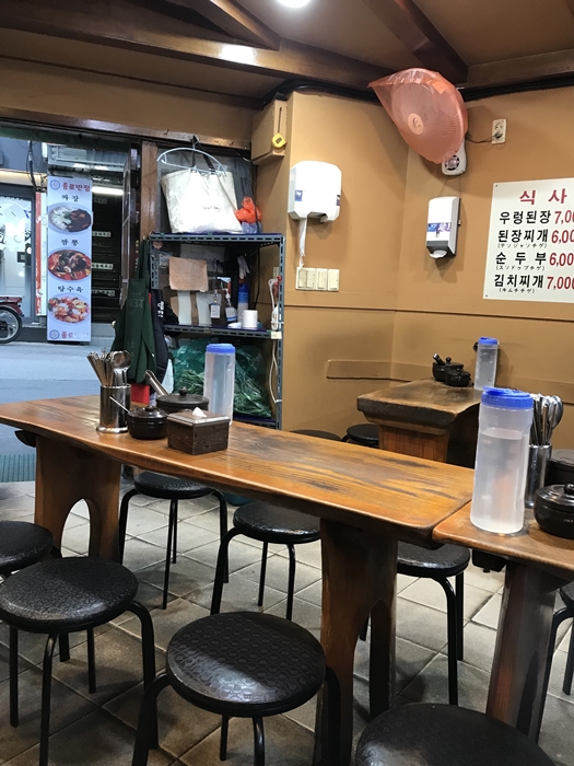 종로 김치찌개 맛집 뚝배기집 내부