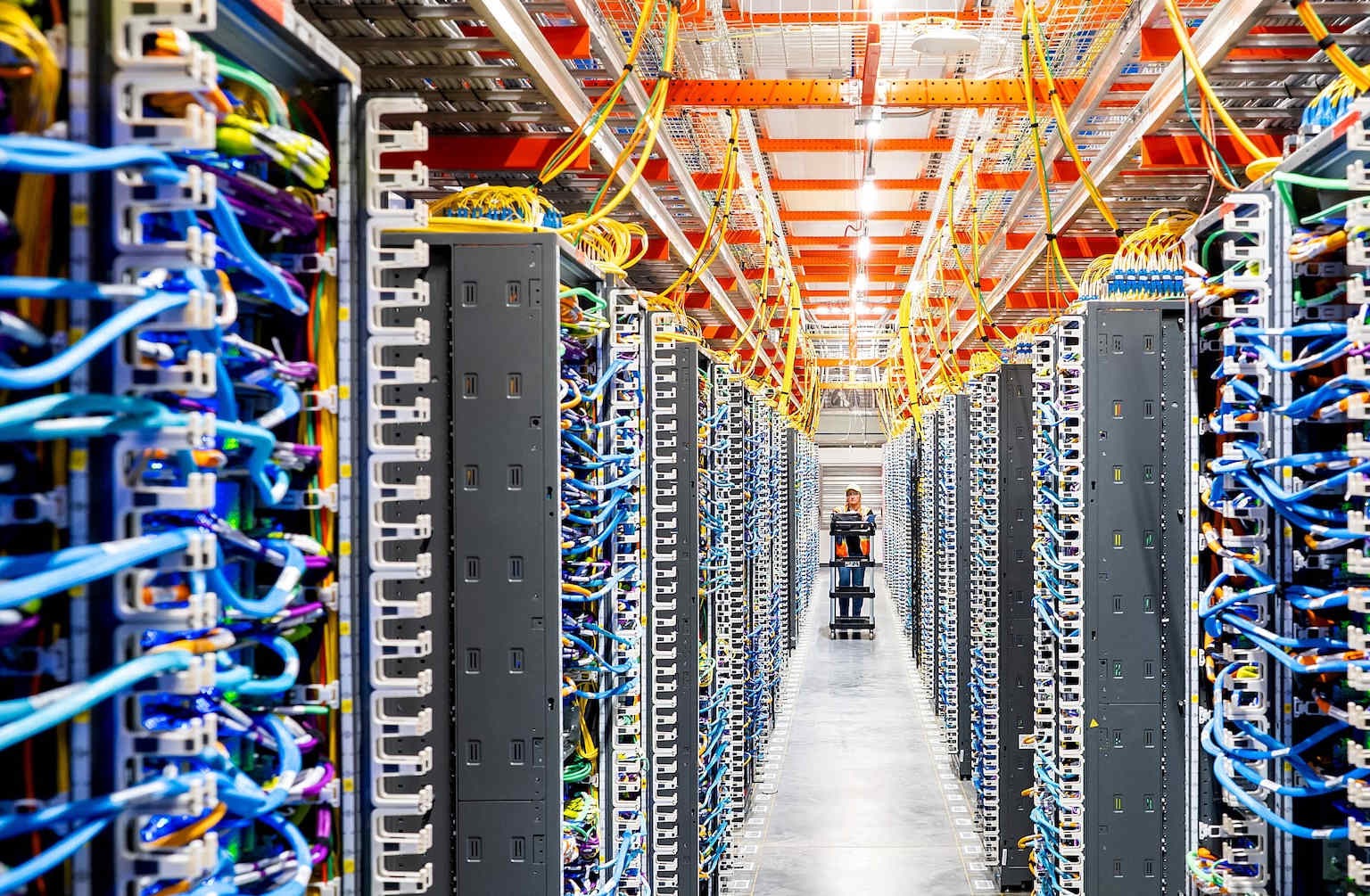 대규모 데이터센터 건물과 이를 연결하는 고압 송전선로 및 변전소 전경 그래픽.