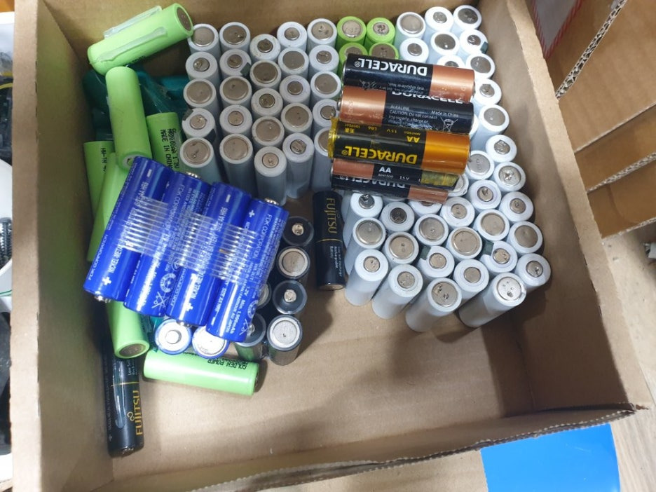 알카라인 폐건전지 모음