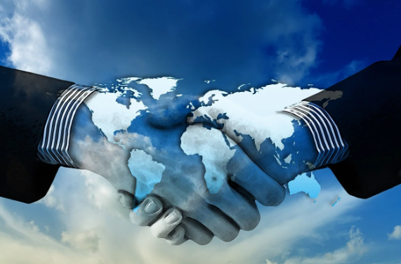 밈이 정치적 무기가 될 때 – 허위 정보와 조작된 밈의 위험성