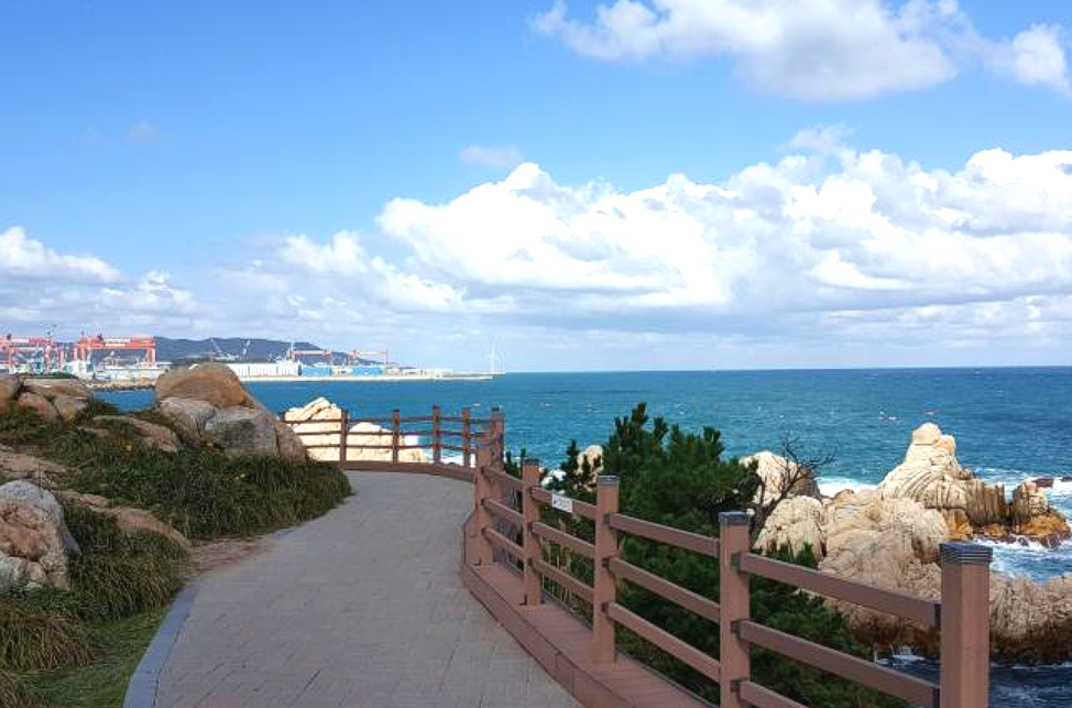 전설이 깃든 바위섬, 그 위를 걷다