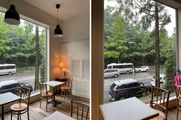 입구 쪽 창문가 자리