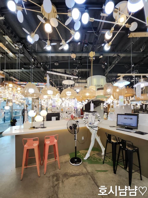 프로라이팅(ProLighting) 하남점 인테리어 조형물과 라탄 조명 전시존