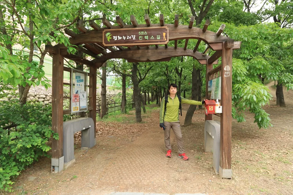 평화누리길 5코스 대장정의 시작점, 일산호수공원입니다. 잘 정비된 호반 산책로를 따라 기분 좋은 발걸음을 떼어봅니다.