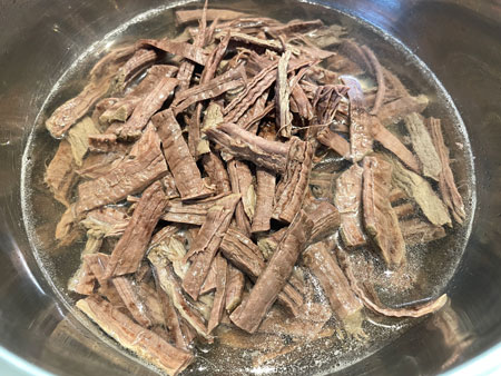 소고기 장조림 육수와 찢은 고기