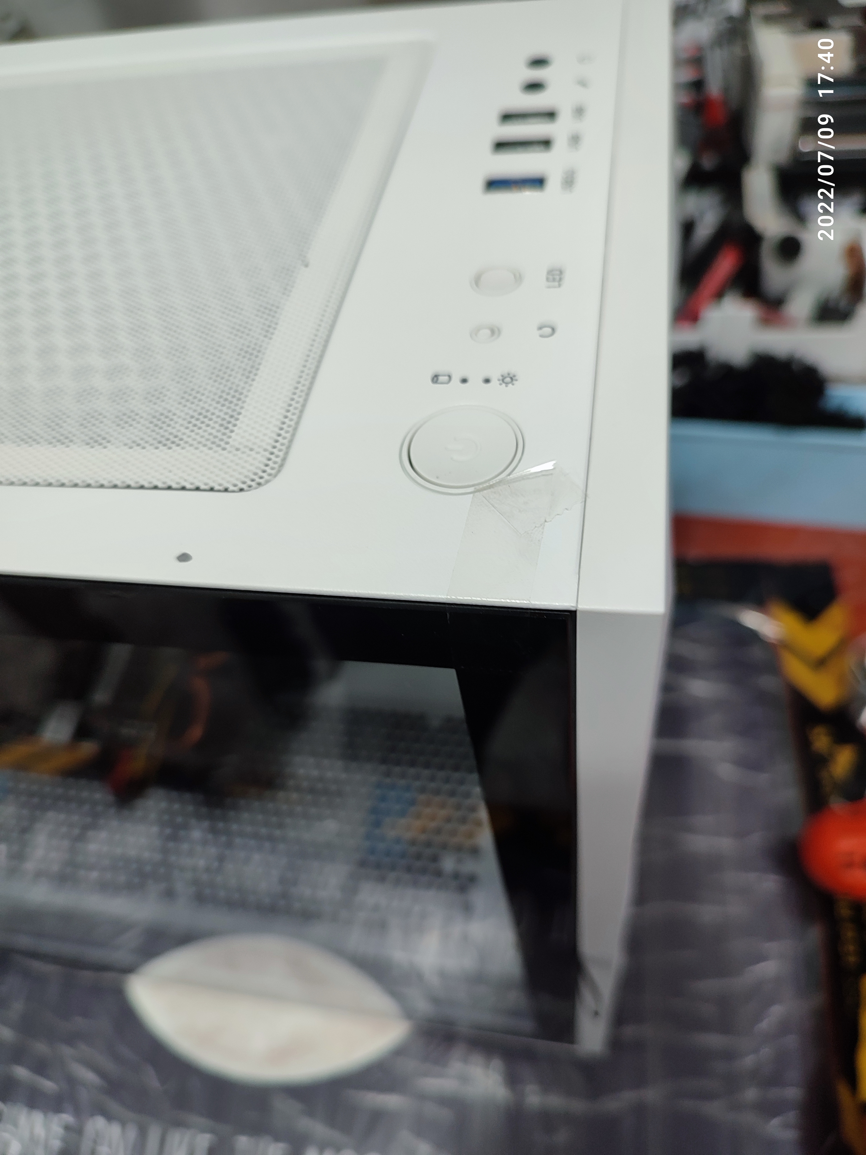 유리문이 무게로 열려서 깨지지 않도록 스카치 테이프로 고정시켰습니다.