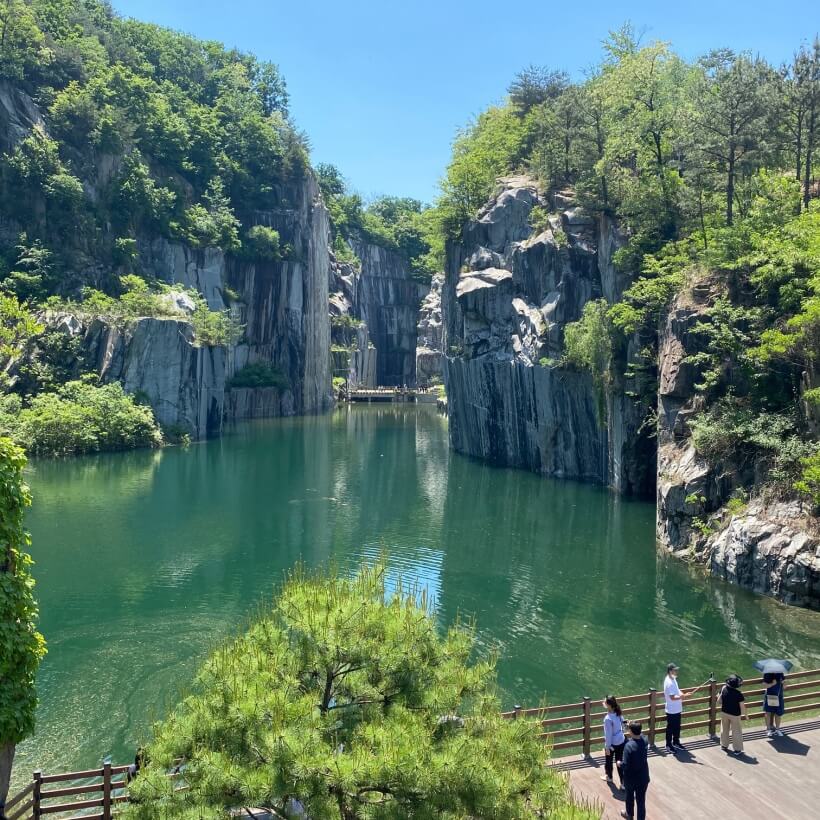과거-채석장-모습이-남아있는-아트밸리-천주호-호수공연장