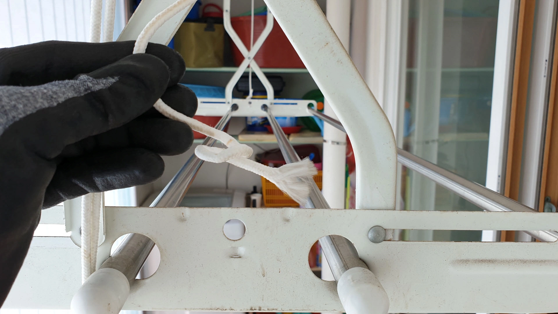 건조대 줄 풀린 모습