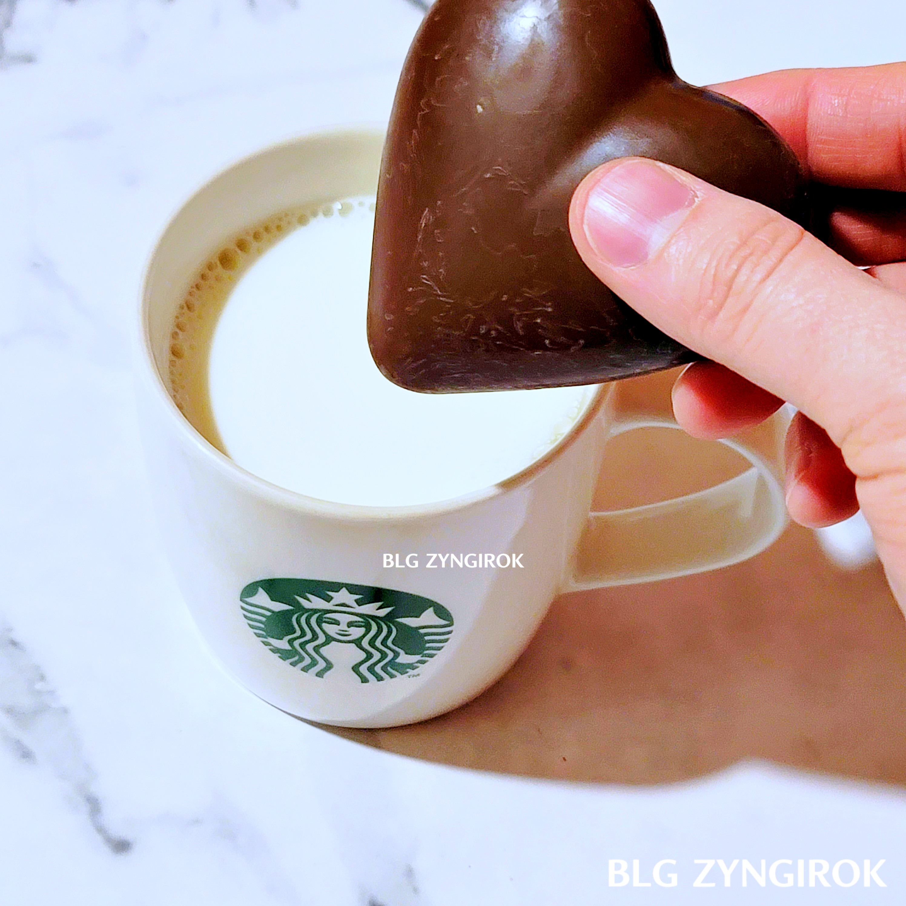 노브랜드 하트코코아밤를 우유 에 넣는 중이다.