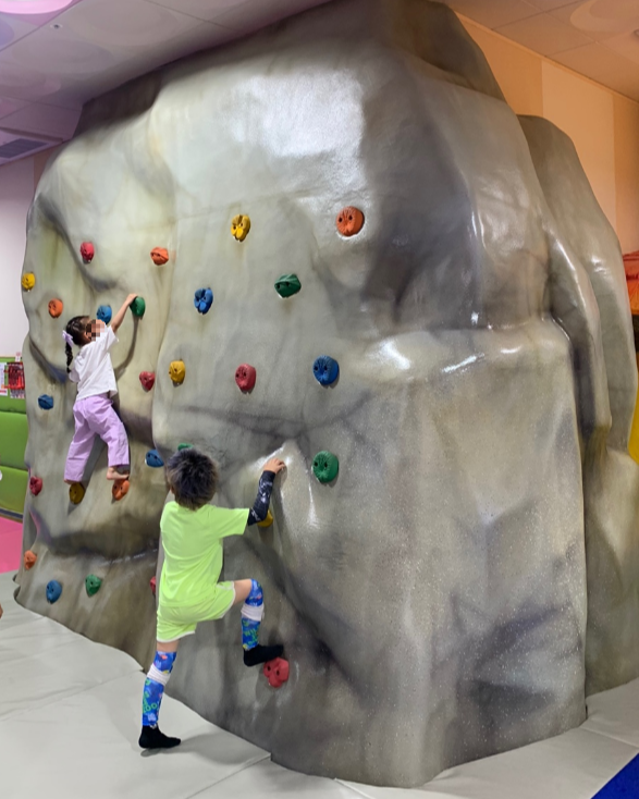 춘천꿈자람어린이공원 실내공원 1층 암벽등반