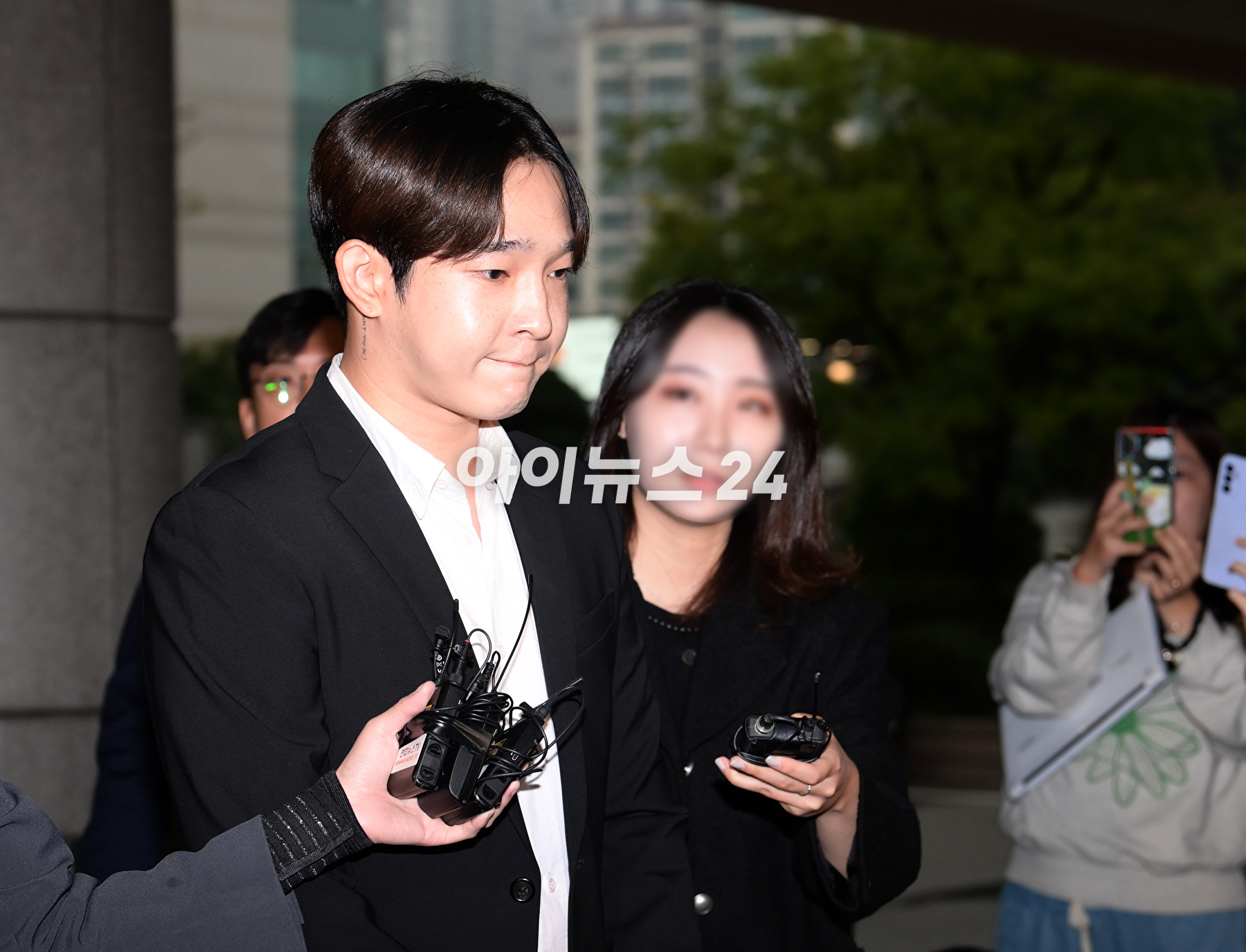 그룹 위너 출신 가수 남태현이 19일 서울서부지방법원에서 열린 마약류 관리에 관한 법률 위반 혐의 첫 공판기일에 출석하고 있다. [사진=정소희 기자]
그룹 위너 출신 가수 남태현이 19일 서울서부지방법원에서 열린 마약류 관리에 관한 법률 위반 혐의 첫 공판기일에 출석하고 있다. [사진=정소희 기자]