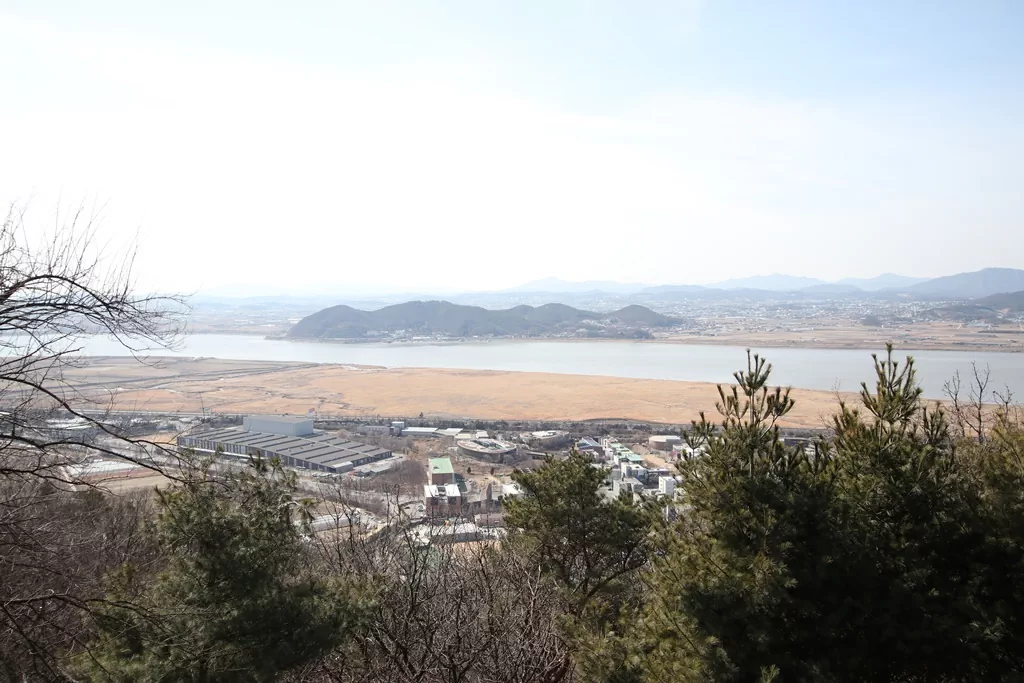 심학산 중턱에서 바라본 파주 출판단지와 한강의 전경 사진.