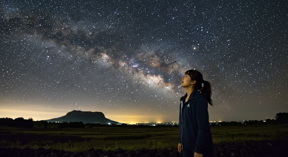 제주 밤하늘을 올려다보며 감탄하는 한국인 여성