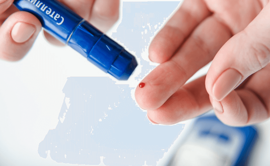 손가락 끝에 피로 당뇨 측정기로 검사하고 있다