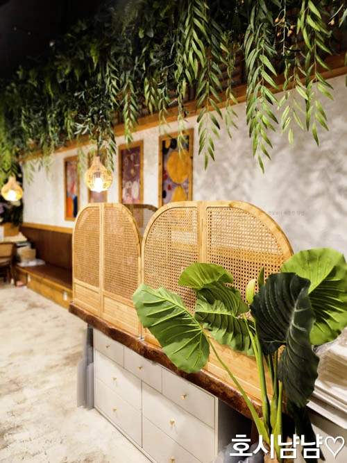 모모케이크 매장 내부 식물 인테리어와 아늑한 분위기