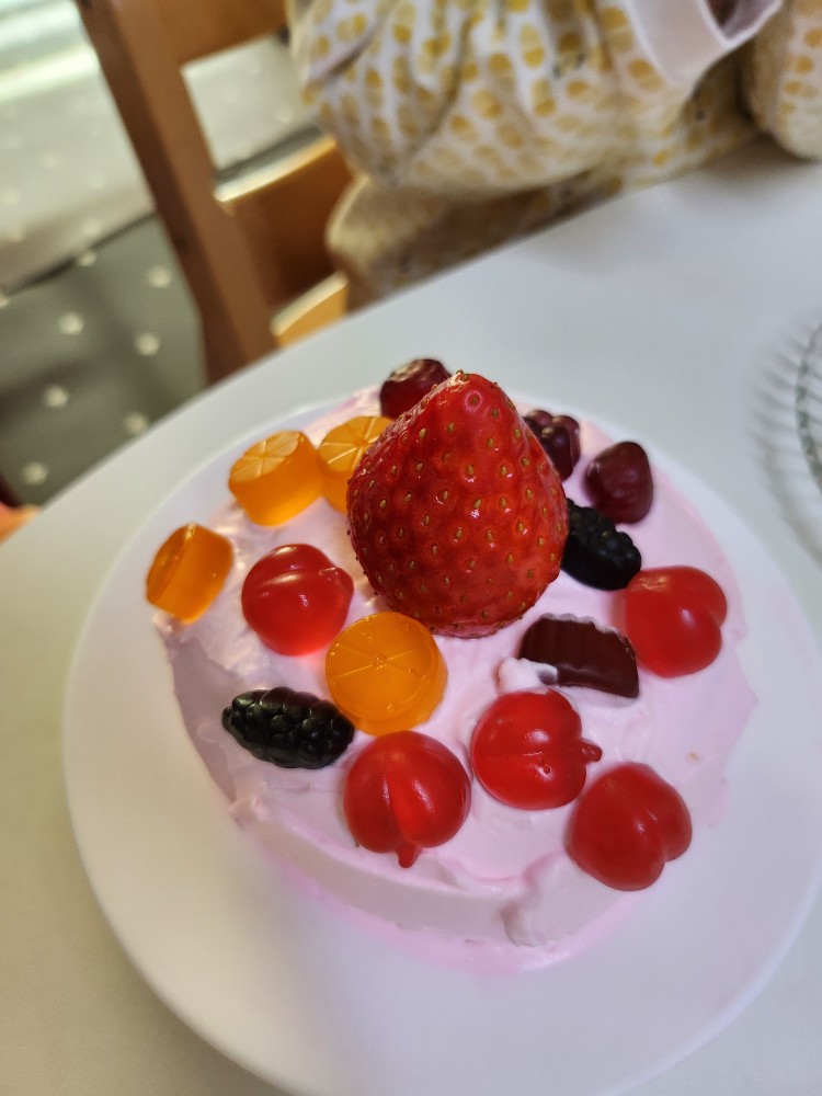 아이들이 완성한 케이크