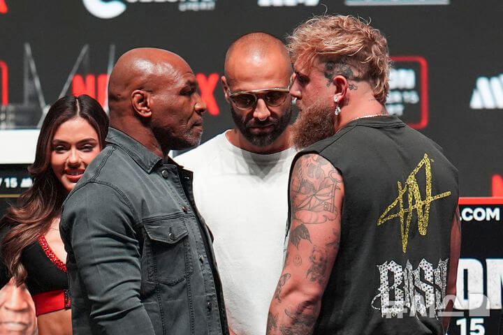 권투선수-타이슨과-제이크폴이-서로-마주보고-응시하는-사진입니다.