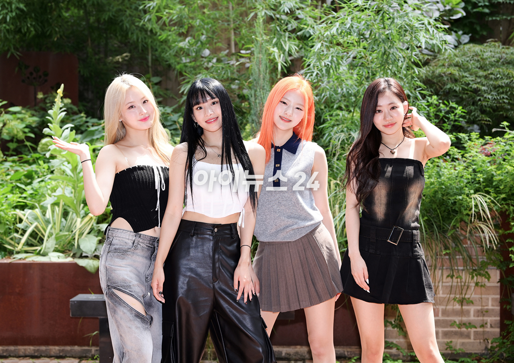 그룹 키스오브라이프(KISS OF LIFE)가 14일 서울 마포구 상수동 인근에서 진행된 조이뉴스24와의 인터뷰에 앞서 포즈를 취하고 있다. [사진=정소희 기자]