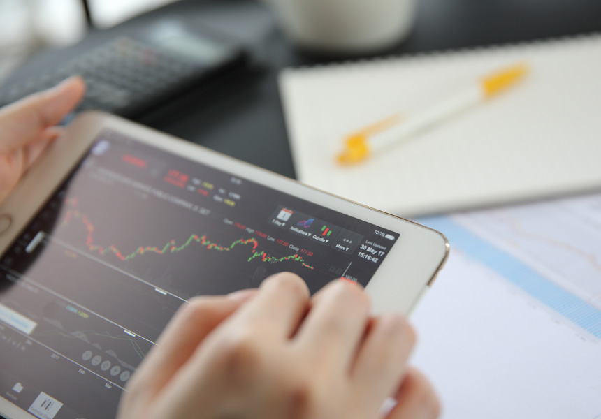 ETF 포트폴리오 그래프를 확인하는 투자자의 책상 풍경