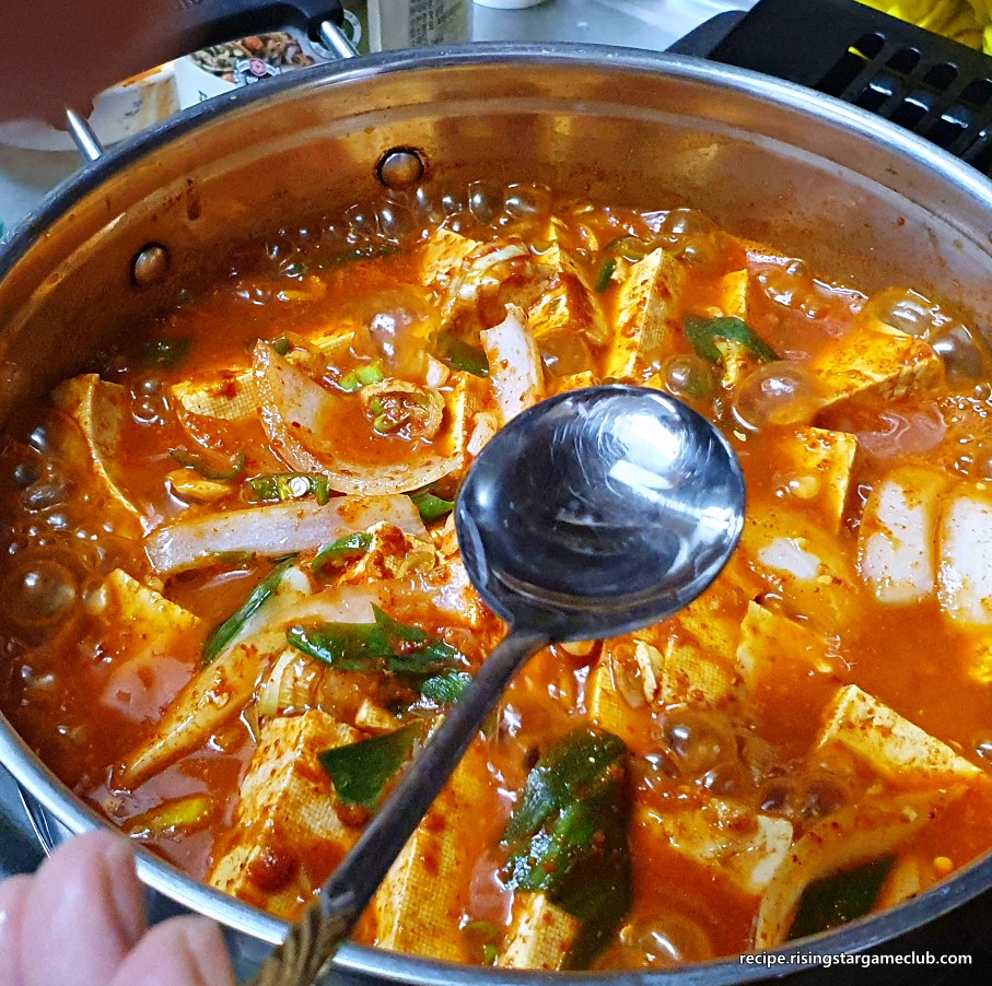 두부조림에 올리고당 1T을 넣어주는 사진