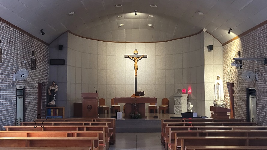 제주 모슬포성당 성전 안 제대, 제단, 십자고상, 감실 사진