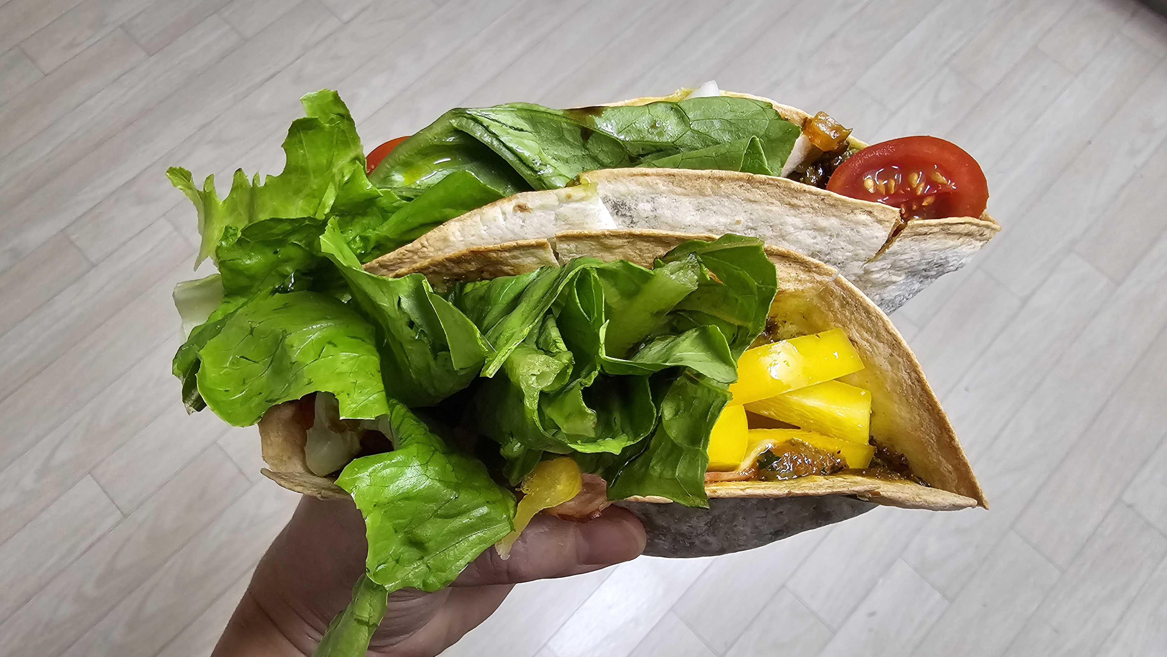 또띠아가 잘 감싸줘서 줄줄 흐름없이 깔끔하게 먹어요