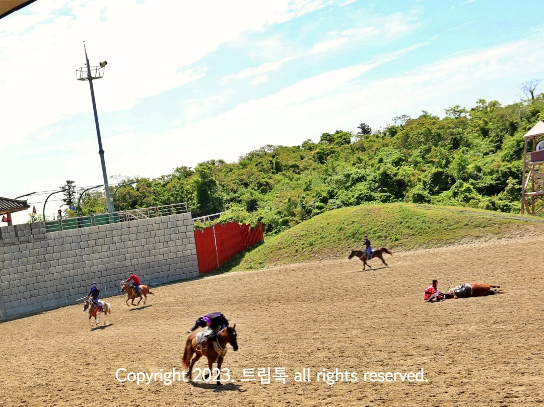 활을 맞아서 말위에서 넘어지는 연기를 하는 사람