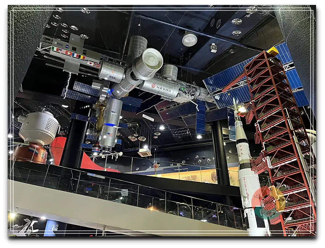 우주센터내부-천장-인공위성-나사로셋모형